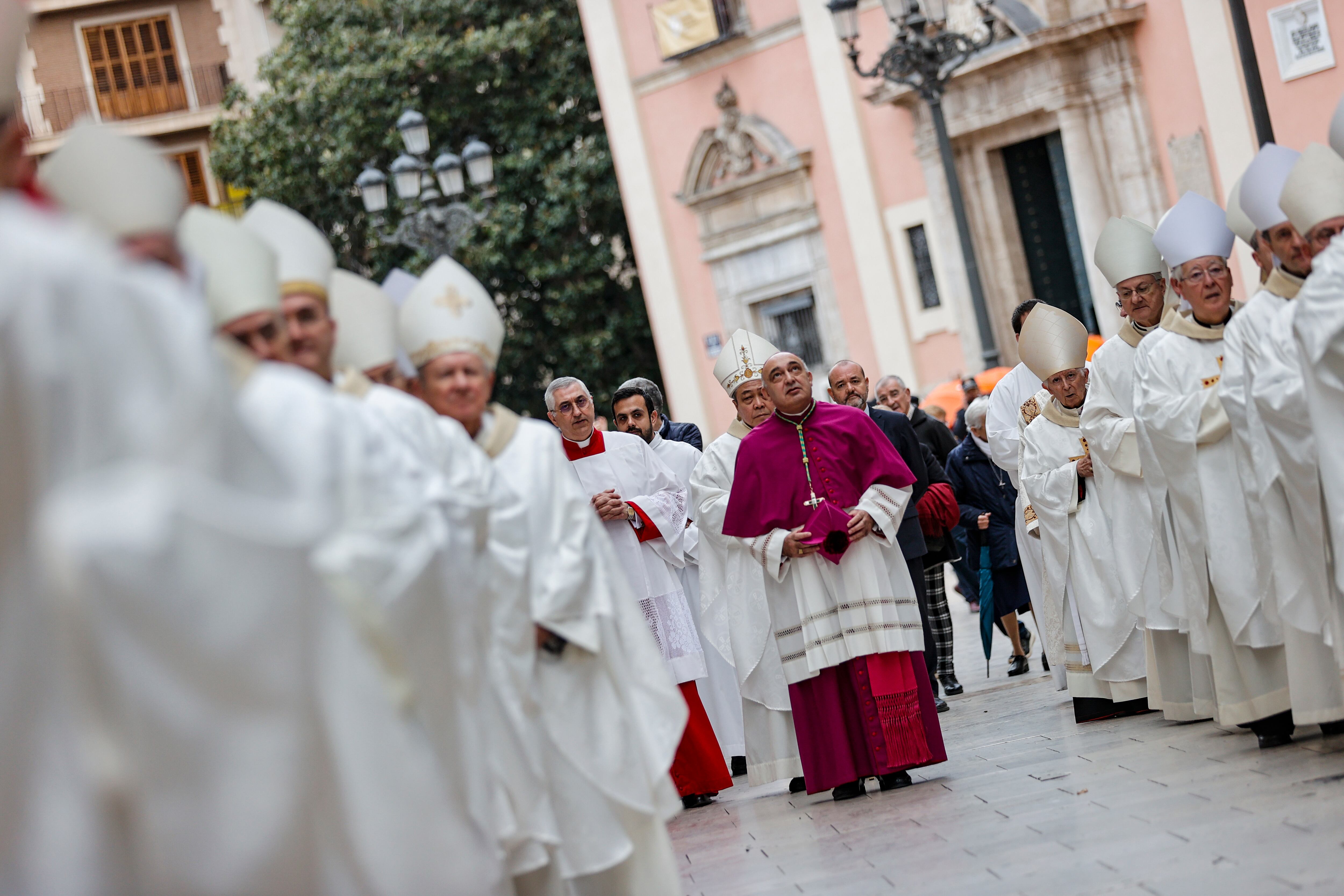 El nuevo arzobispo de València, Enrique Benavent (centro), cargo en el que sucede al cardenal Antonio Cañizares, se dirige en comitiva a la Catedral de València donde se ha celebrado el acto de toma de posesión.