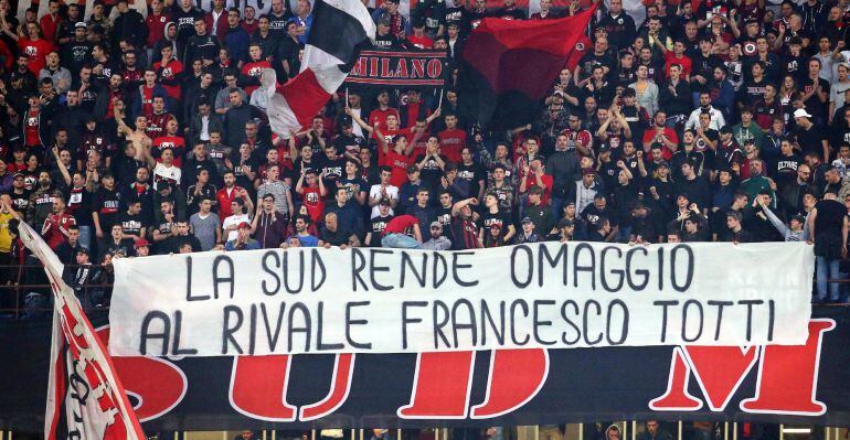 El homenaje de la afición del Milan a Totti