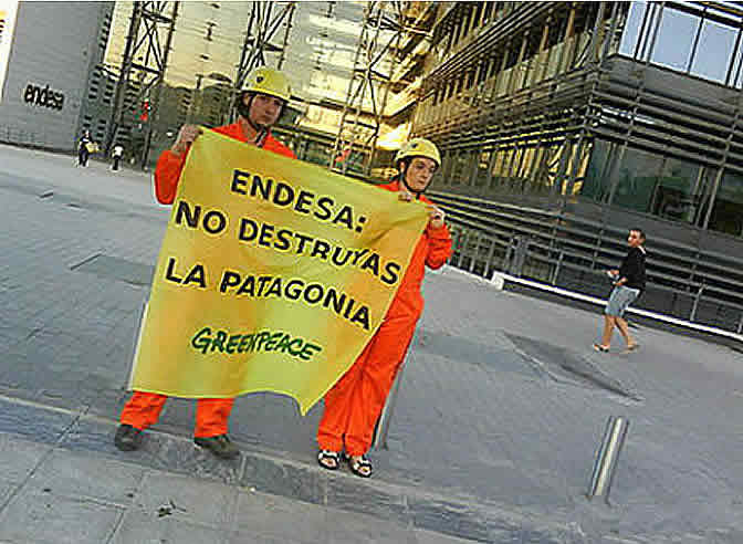 La acción sorpresa de Greenpeace se ha producido a las siete de la mañana de este lunes, cuando un grupo de escaladores de la organización ecologista descolgaron la pancarta.