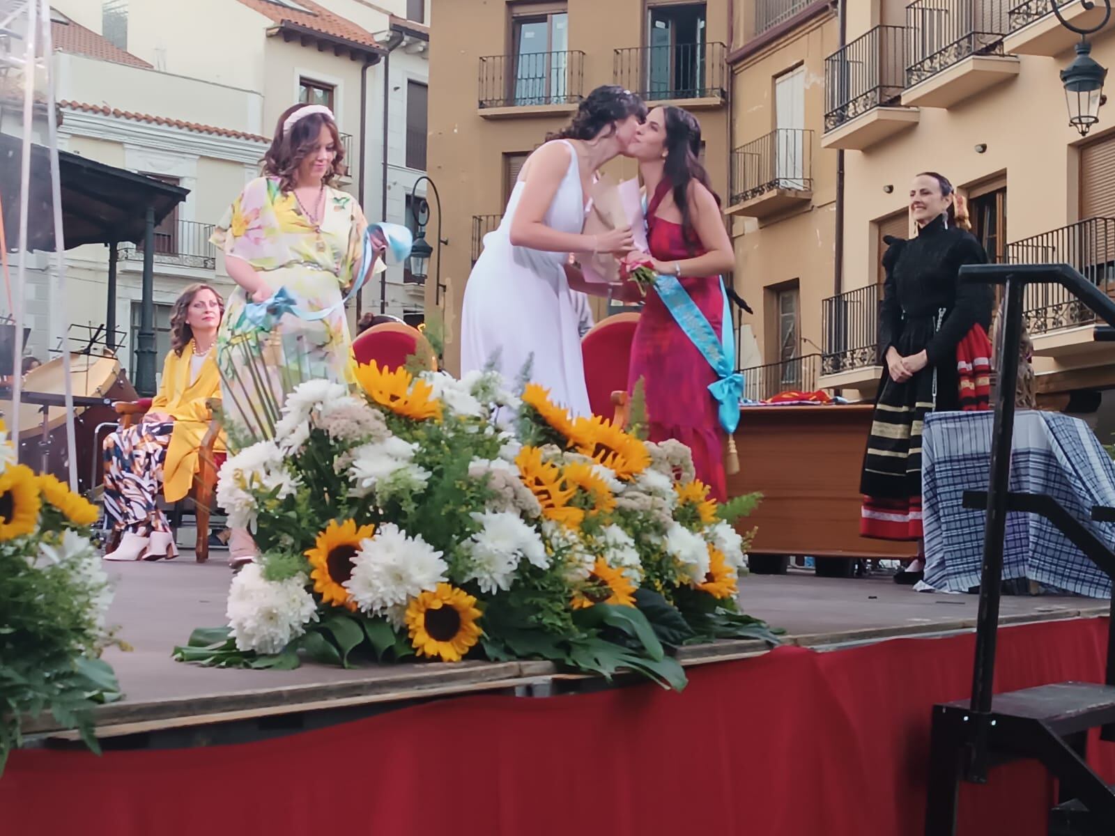 Noelia Gallo (centro) proclamada dama de las fiestas de Aranda 2024