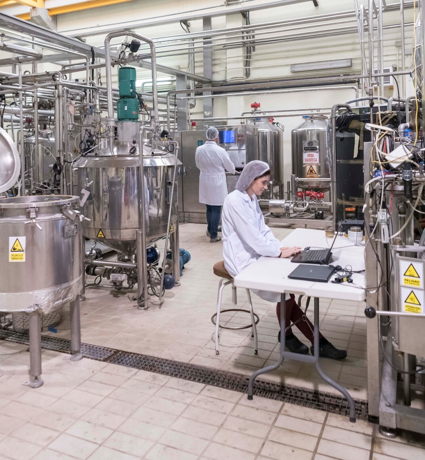 Dos investigadores en el Centro Tecnológico Nacional de la Conserva y la Alimentación de la Región de Murcia