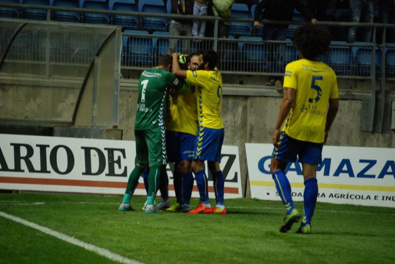 Los jugadores del Cádiz celebrando un gol