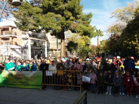 Escolares participantes, en el Paseo Primero de Mayo, escuchan el Manifiesto