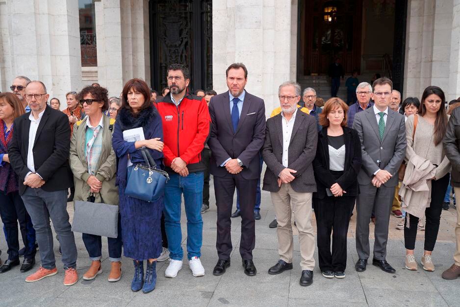 Minuto de silencio en el que participan el alcalde de Valladolid, concejales del equipo de gobierno, representantes de los grupos municipales y numerosos trabajadores para expresar su solidaridad.