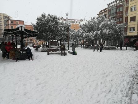 La plaza de la Constitución se convertía en un lugar de juego con la nieve