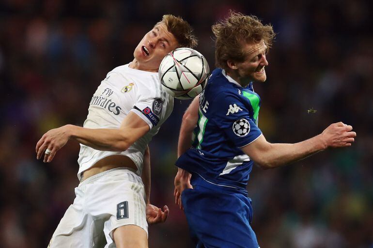 Toni Kroos y Andre Schuerrle pugnan por una pelota en el partido de Champions League entre el Real Madrid y el Wolfsburgo