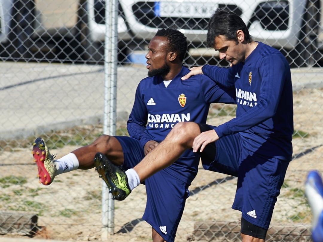 Igbekeme, junto a Dorado, realiza un ejercicio durante un entrenamiento en la Ciudad Deportiva