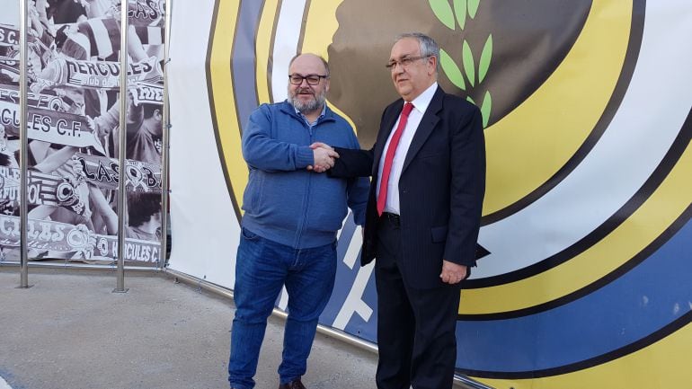 Juan Carlos Ramírez estrecha la mano a Hernández