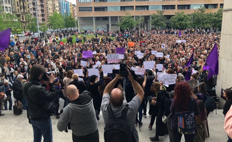 Centenares de mujeres se concentran frente a los juzgados de San Sebastián en protesta por la sentencia de La Manada. 