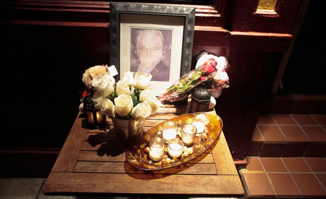 Velas y flores por el actor Phillip Seymour Hoffman, fallecido este domingo en Nueva York.