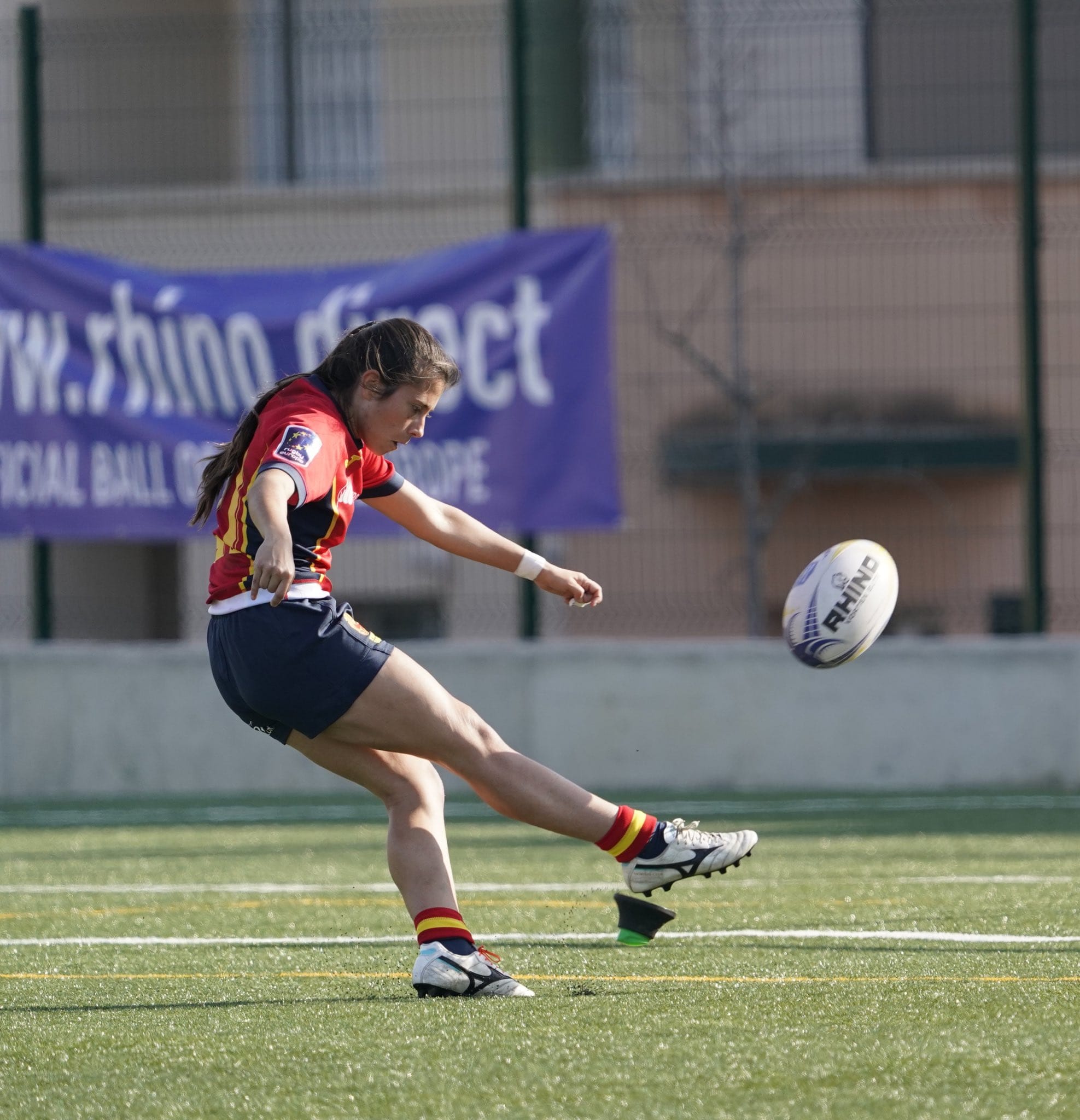 Alba Alpín en una acción del partido con la selección española femenina de rugby