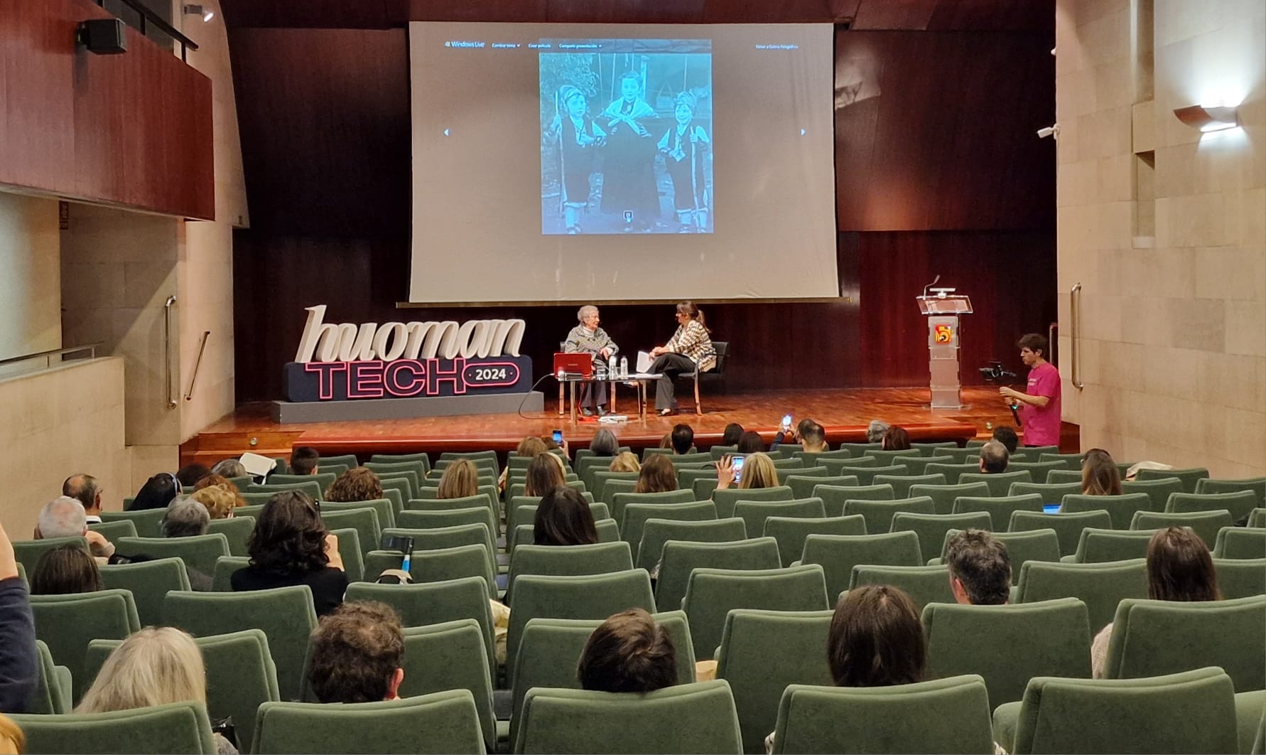 Momento de la charla de Josefa Yzuel en el salón de actos de la DPH