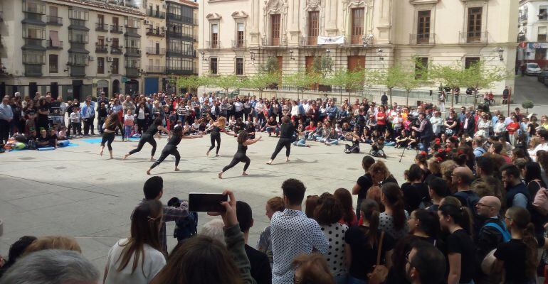 Un grupo de danza participa en la concentración para pedir un Conservatorio Profesional de Danza en Jaén celebrada este domingo, 22 de abril.