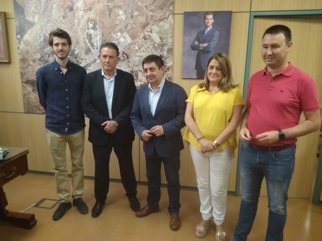 Francisco Reyes, en el centro de la imagen, junto con el alcalde, Raúl Caro, los tenientes de alcalde Javier Bris y Ángeles Iac y el portavoz municipal socialista, Daniel Campos.