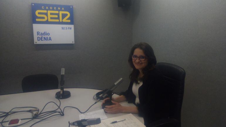 Mónica Oltra en la redacción informativa de Radio Dénia Cadena SER.