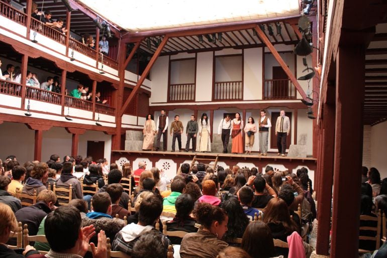 Representación teatral en un corral de comedias