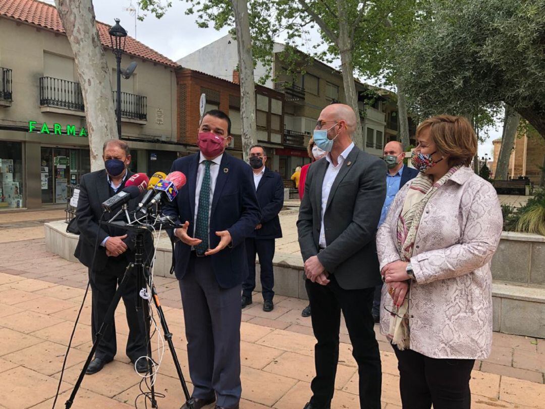 El Consejero de Agricultura, Francisco Martinez Arroyo, junto al alcalde de Argamasilla de Alba, Pedro Ángel Jiménez y la delegada de Junta en la provincia de Ciudad Real, Carmen Teresa Olmedo