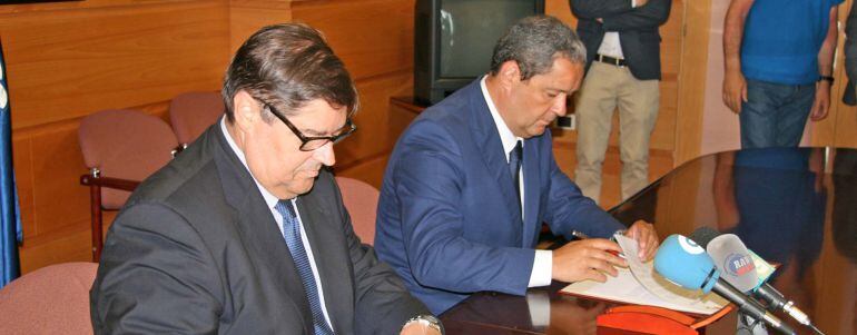 Julio Abalde u Tino Fernández firman un convenio de colaboración entre UDC y Deportivo