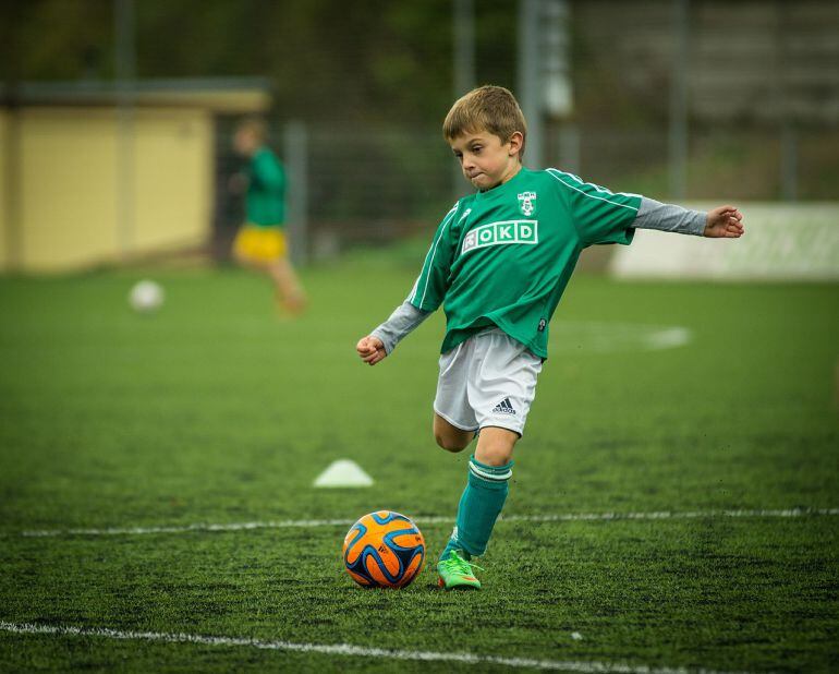 Niño jugando a fútbol