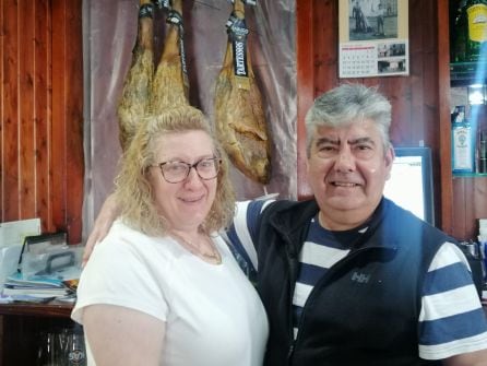 Mª Jesús Benítez y su marido, dueños del Mesón Restaurante &quot;Patachica&quot; en Cumbres Mayores (Huelva)