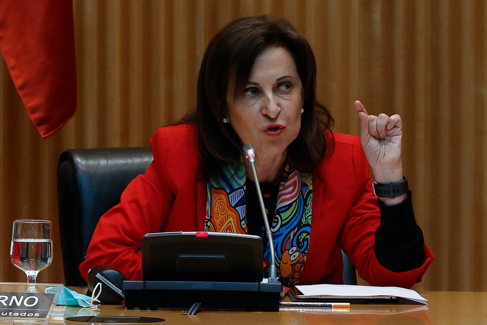 La ministra de Defensa, Margarita Robles, durante su comparecencia este miércoles ante la Comisión de Defensa del Congreso de los Diputados. Robles ha remitido este miércoles a &quot;las normas&quot; al ser preguntada de quién depende la seguridad de los teléfonos móviles de los miembros del Gobierno y ha eludido responder a si la directora del Centro Nacional de Inteligencia (CNI), Paz Esteban, debe dimitir.EFE / JJ Guillén