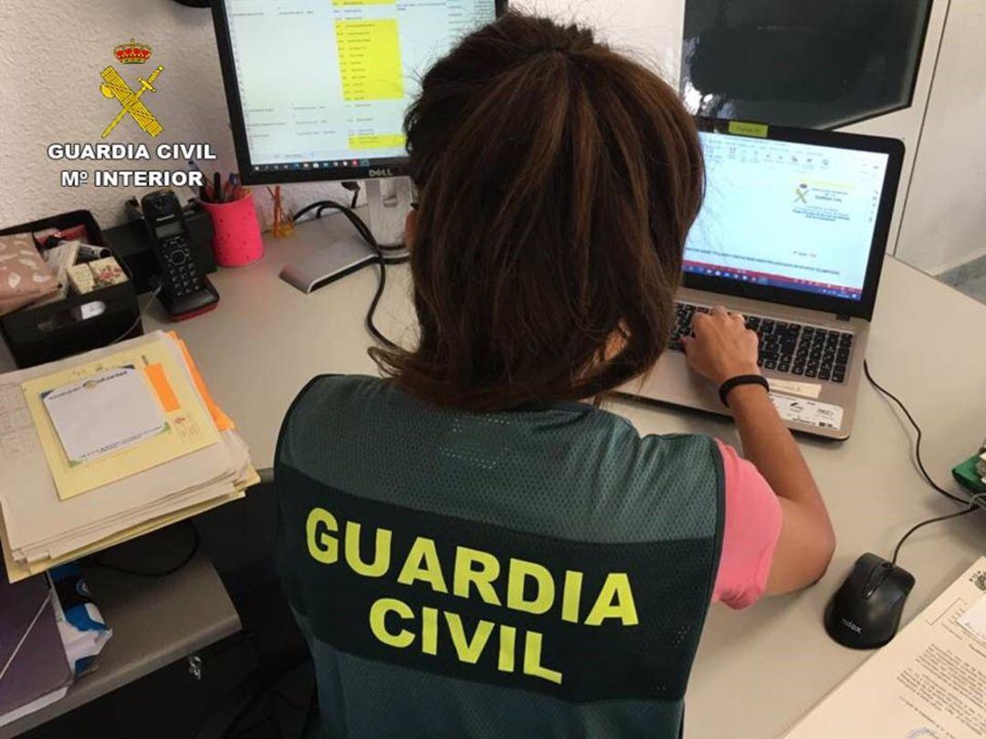 Guardia Civil analizando documentación (imagen de archivo)