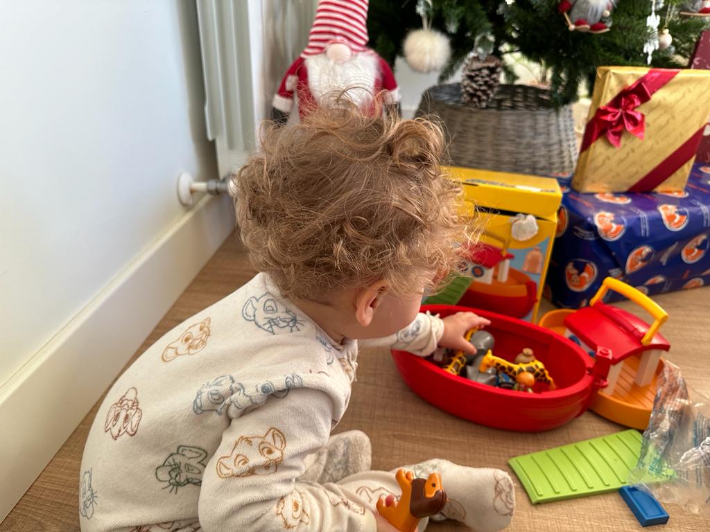 Un niño con los juguetes de sus primeros Reyes Magos