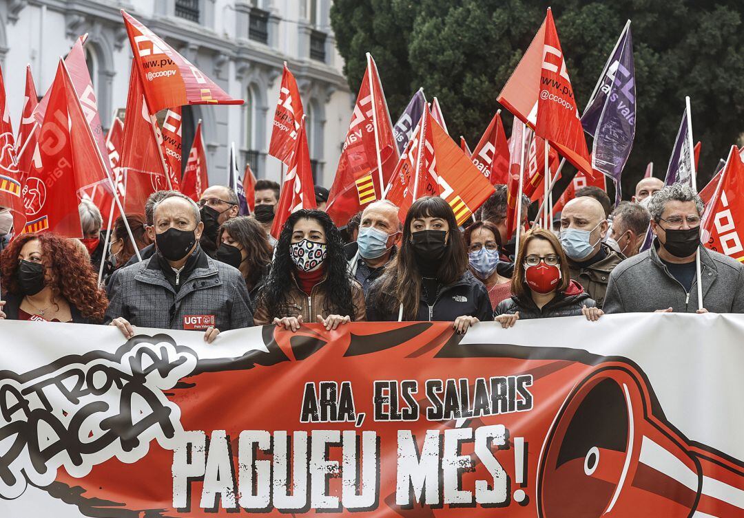 Un grupo de personas con una pancarta participa en una concentración para exigir la recuperación del poder adquisitivo de los salarios, frente a la sede de la Confederación Empresarial de la Comunidad Valenciana