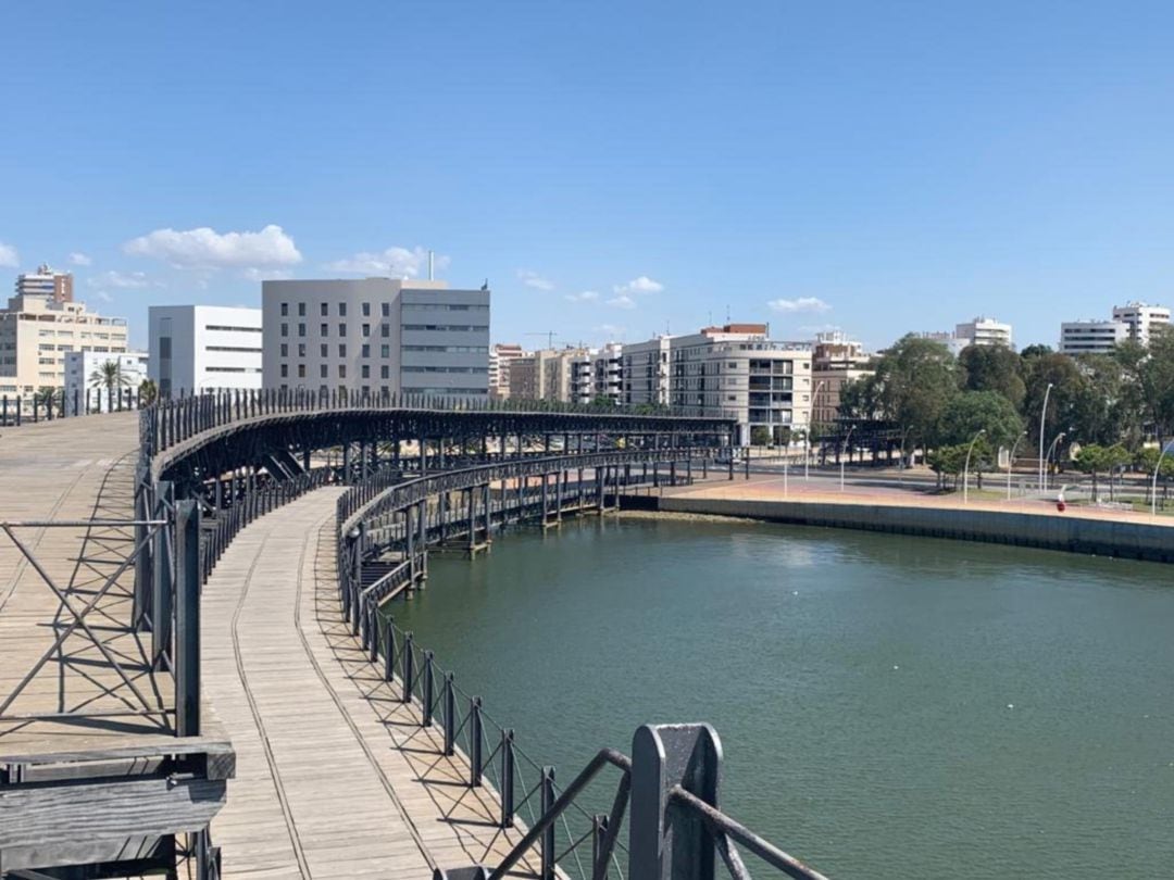 Vistas del Paseo de la Ría desde el Muella cargadero de Mineral sobre el Río Odiel, popularmente conocido como Muelle del Tinto