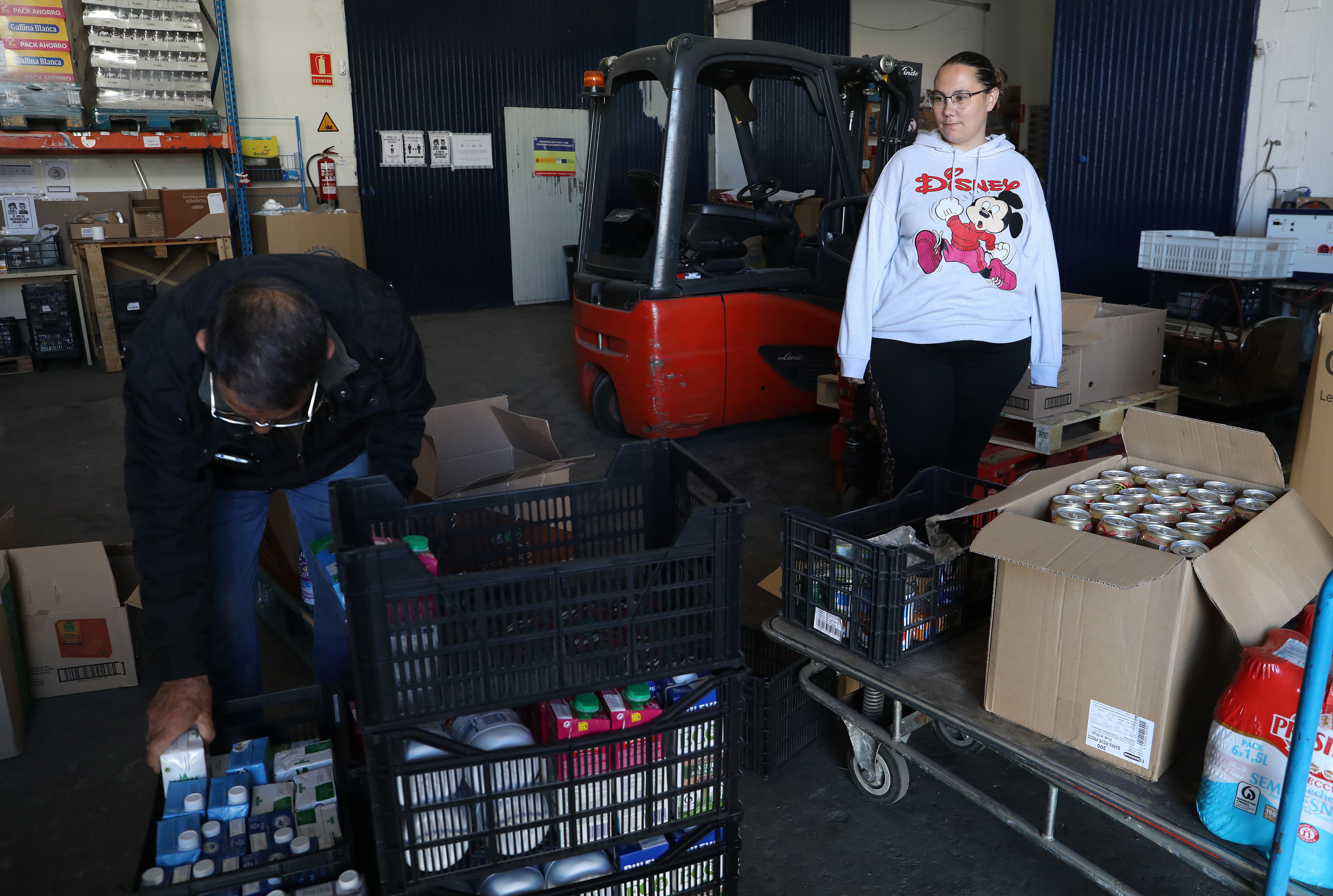 Un voluntario trabaja en el almacen del banco de Alimentos de Palencia