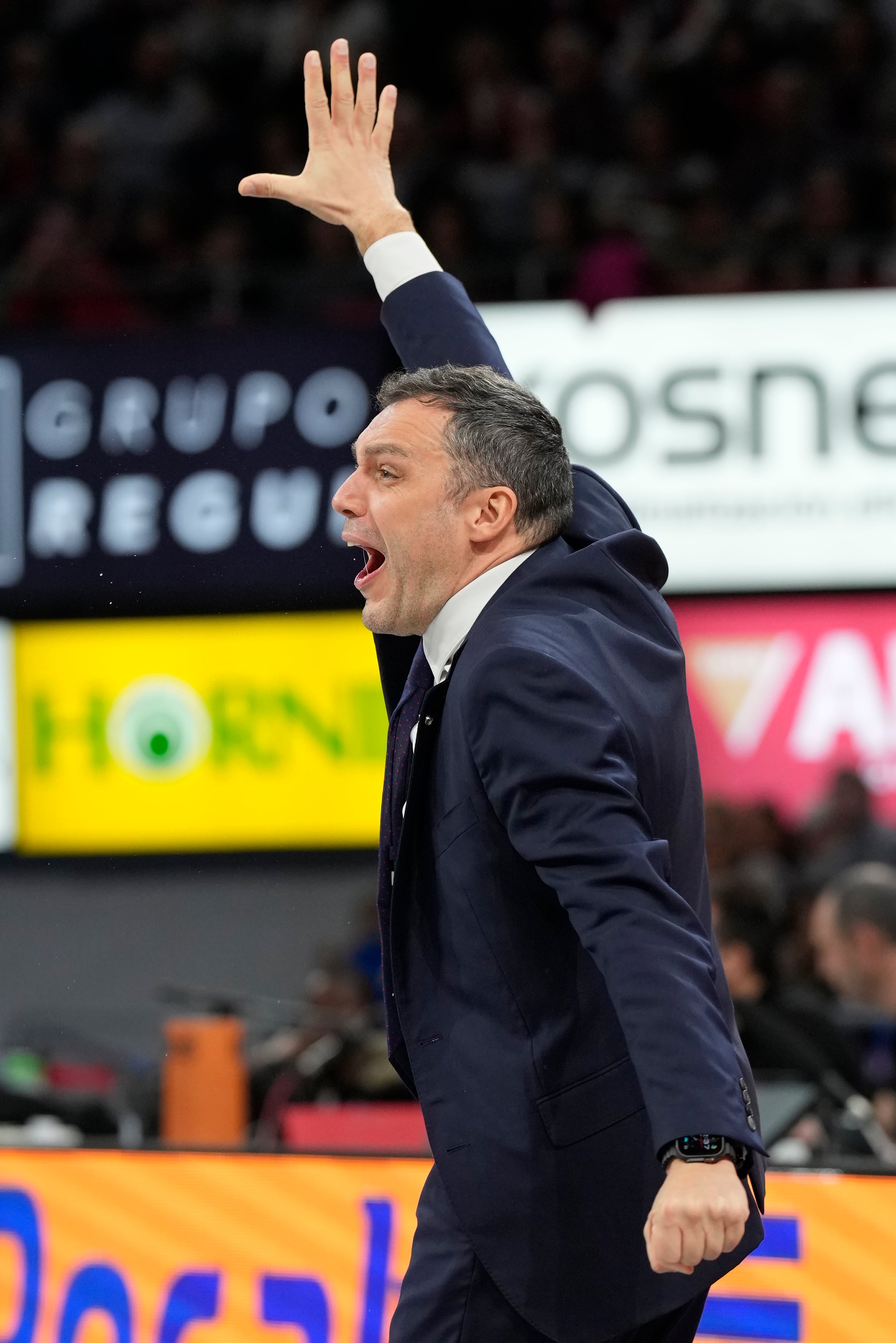 VITORIA, 23/11/2025.- El entrenador del Kosner Baskonia, Paolo Galbiati, durante el partido de la Liga ACB que enfrenta a su equipo contra el Surne Bilbao Basket en el pabellón Fernando Buesa Arena de Vitoria este domingo. EFE/ Adrián Ruiz Hierro
