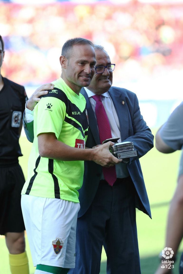 Nino recibió un obsequio del presidente de Osasuna, Luis Sabalza