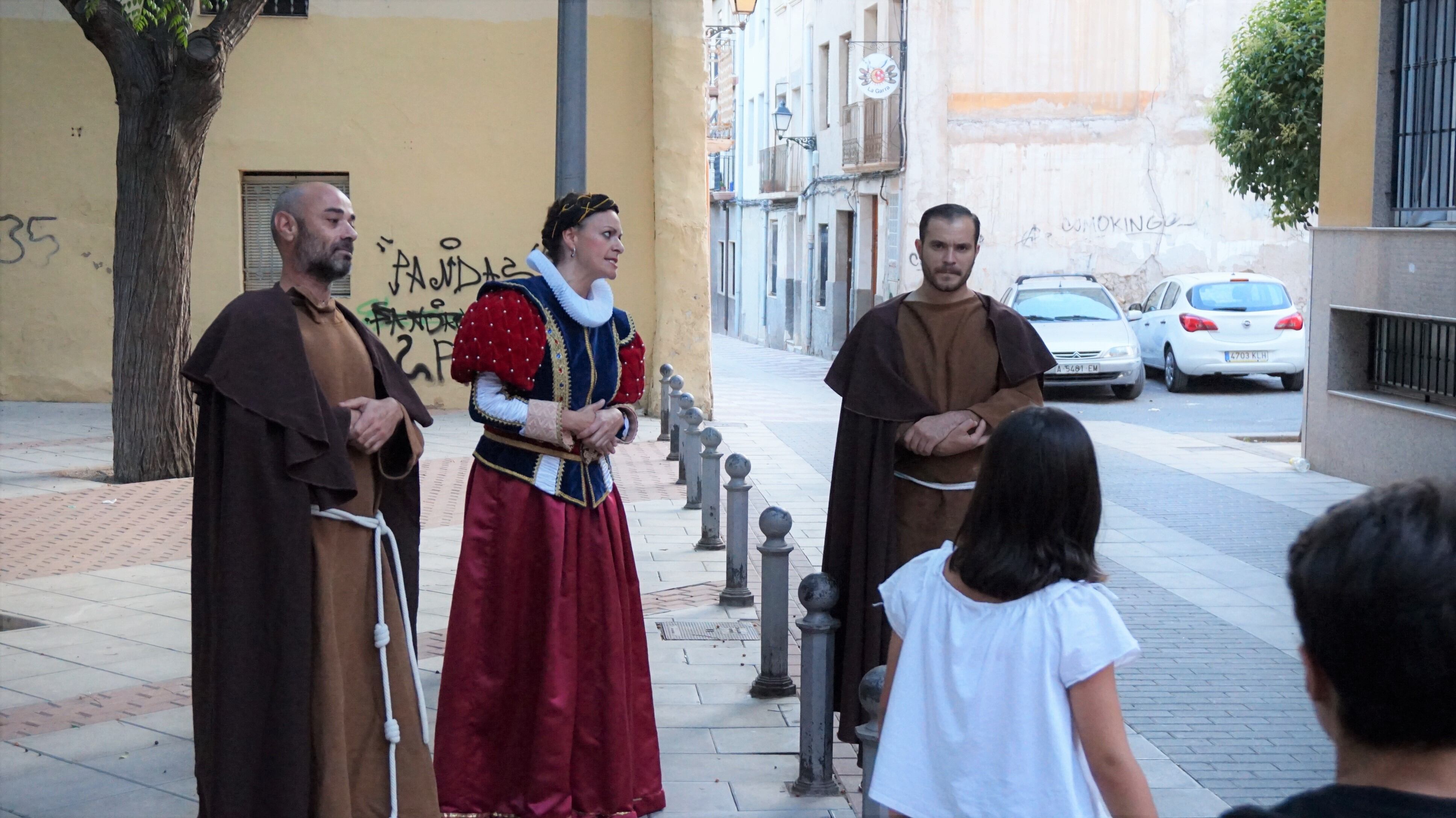 Doña Isabel de Saa y 2 frailes en la plaza de Huestes del Cadí