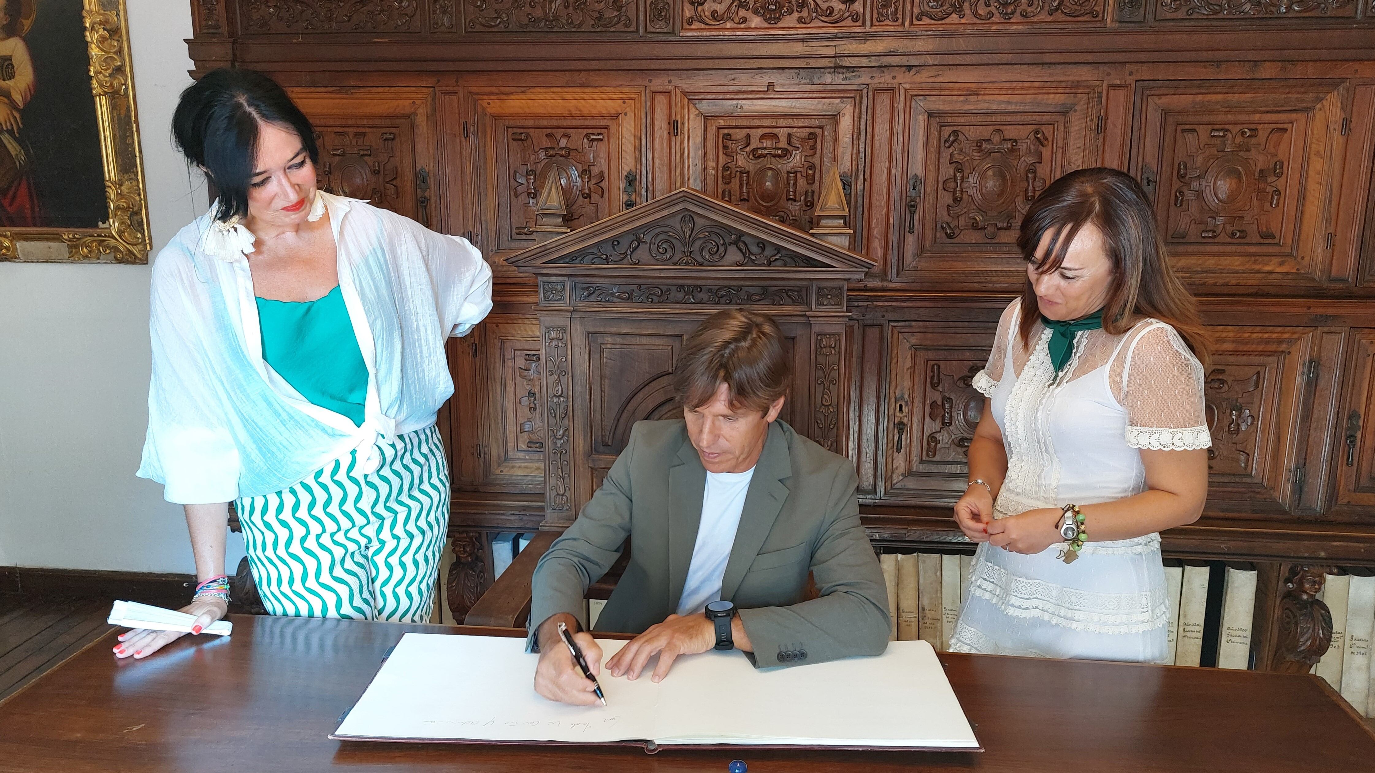 &quot;El Cordobés&quot; firmaba en el libro de honor del Ayuntamiento de Huesca