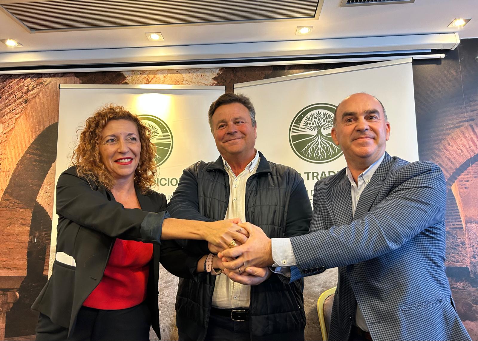 De izqda a dcha, Nuria Yáñez (Córdoba), José Gilabert (Jaén) y Antonio Rafael Almirón (Granada), durante la presentación de la nueva asociación de Olivar Tradicional.