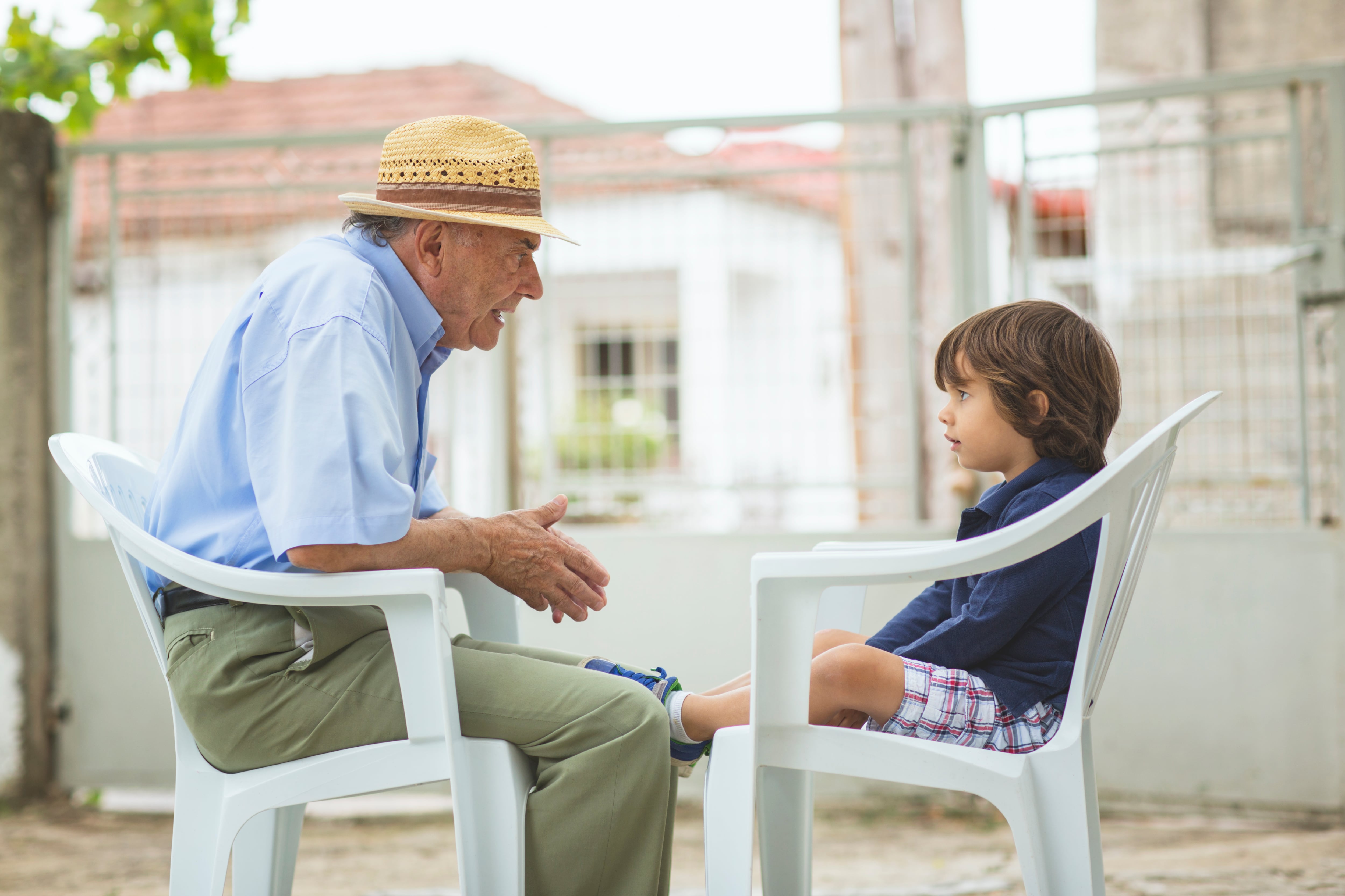 Mayor hablando con un niño.