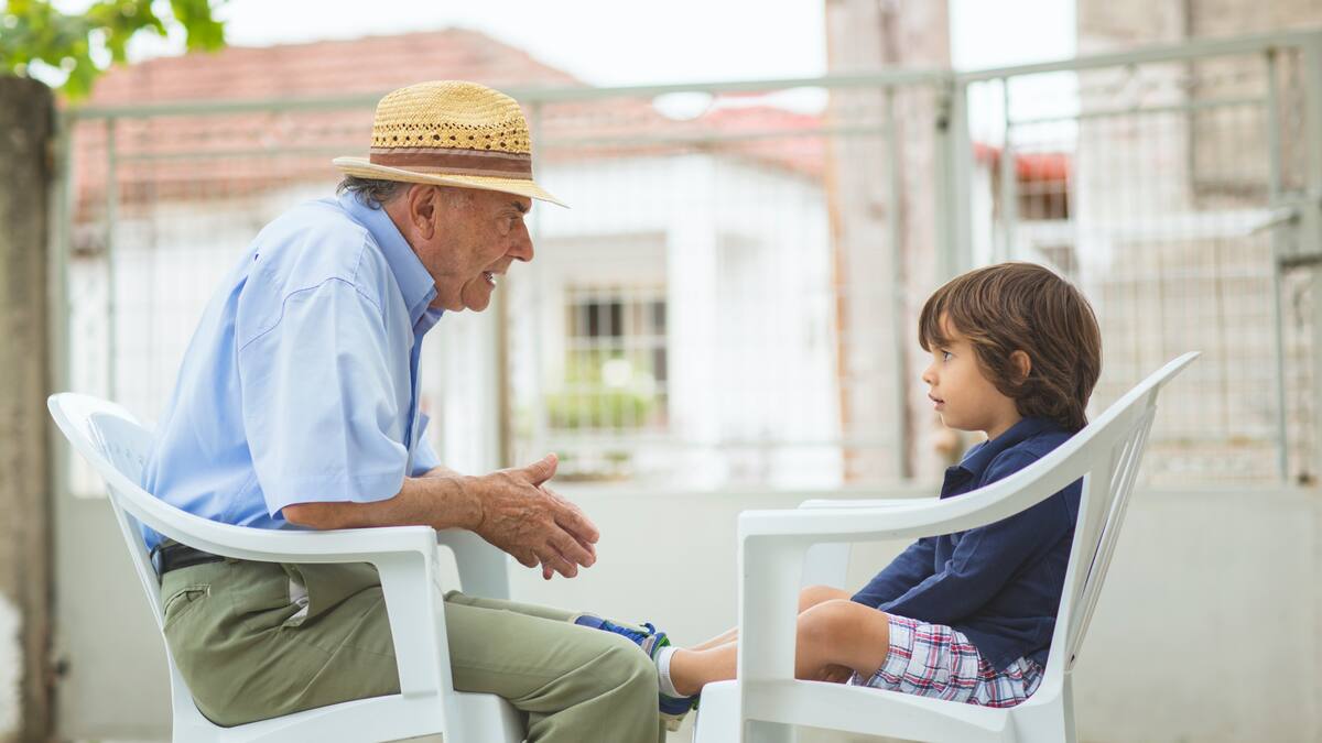 Gema Cáceres, concejala en funciones de Personas Mayores de Getafe, explica en qué consiste el campamento de verano para abuelos y nietos.