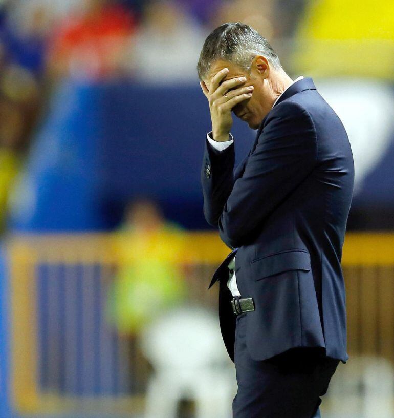 GRA368. VALENCIA, 23/09/2015.- El entrenador del Levante Lucas Alcaraz, durante el partido frente al Eibar de la quinta jornada de la Liga de Primera División que se juega esta tarde en el estadio Ciutat de Valencia. EFE/Juan Carlos Cárdenas