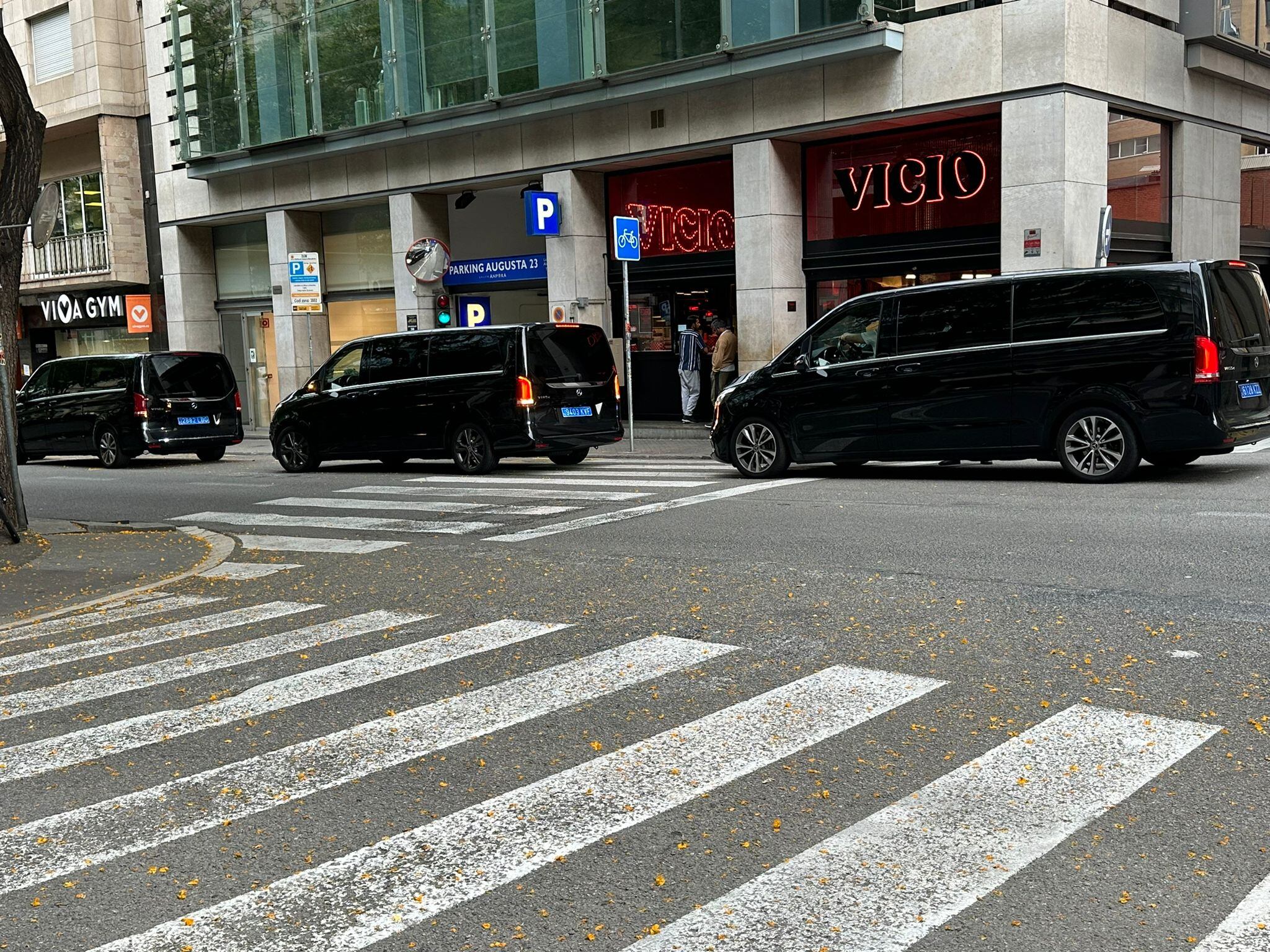 Las furgonetas del rapero Kendrick Lamar y su séquito, frente al local de Vicio en Barcelona.