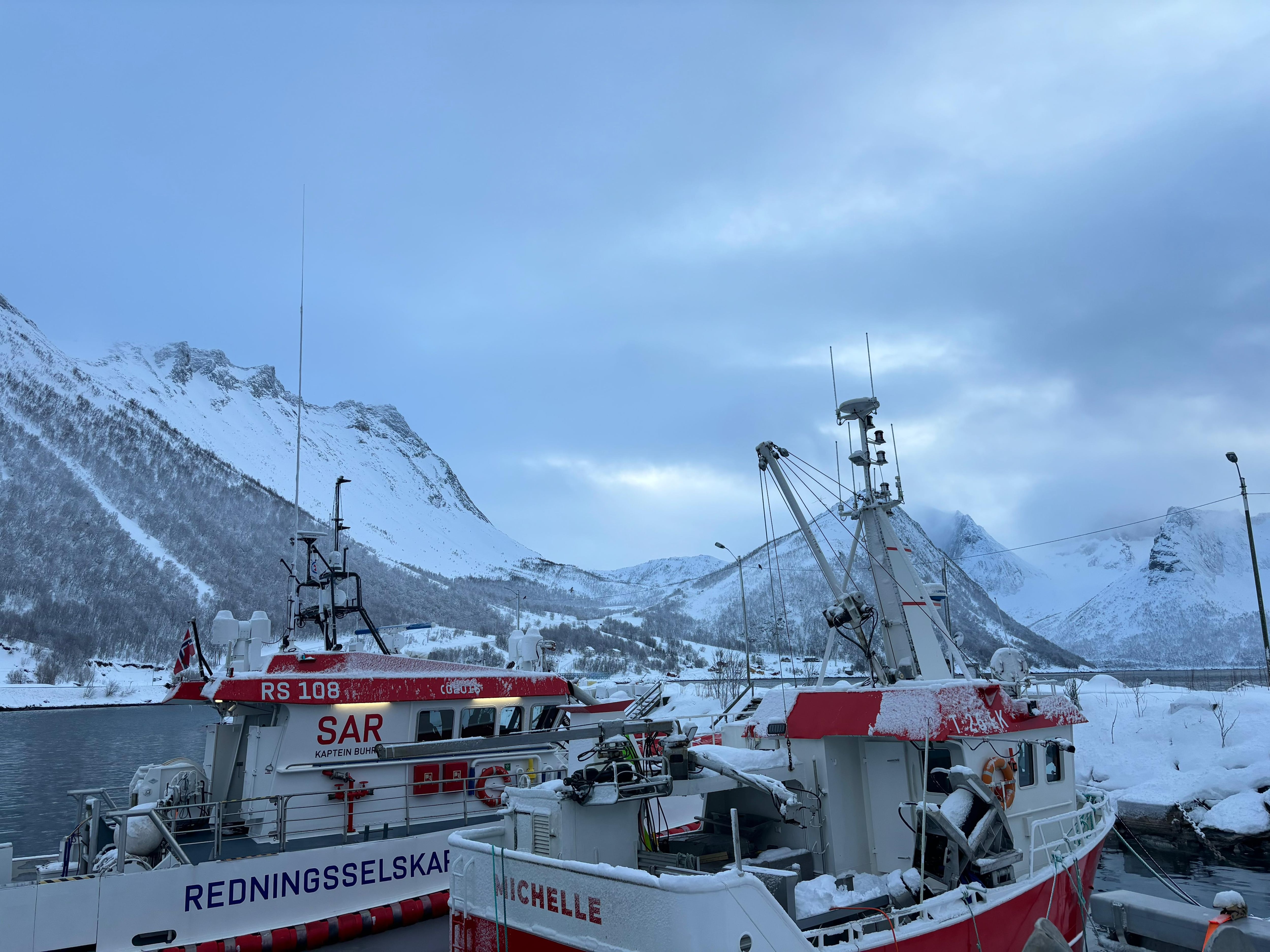 Los barcos antes de comenzar la jornada de trabajo en el puerto de Husøy (Noruega).