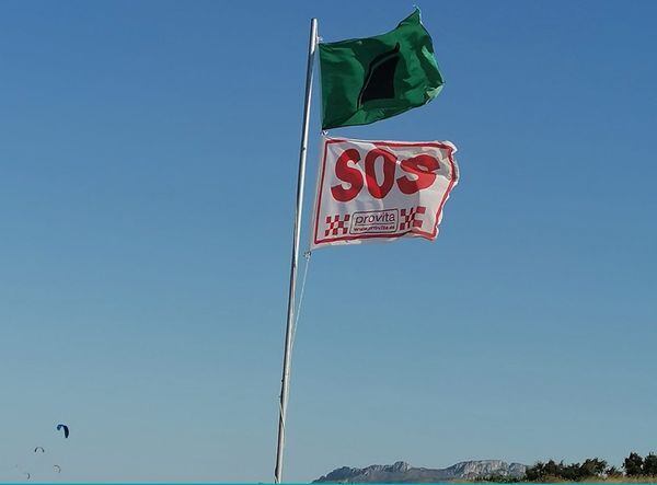 Bandera que indicaba la prohibición de bañarse en Oliva.