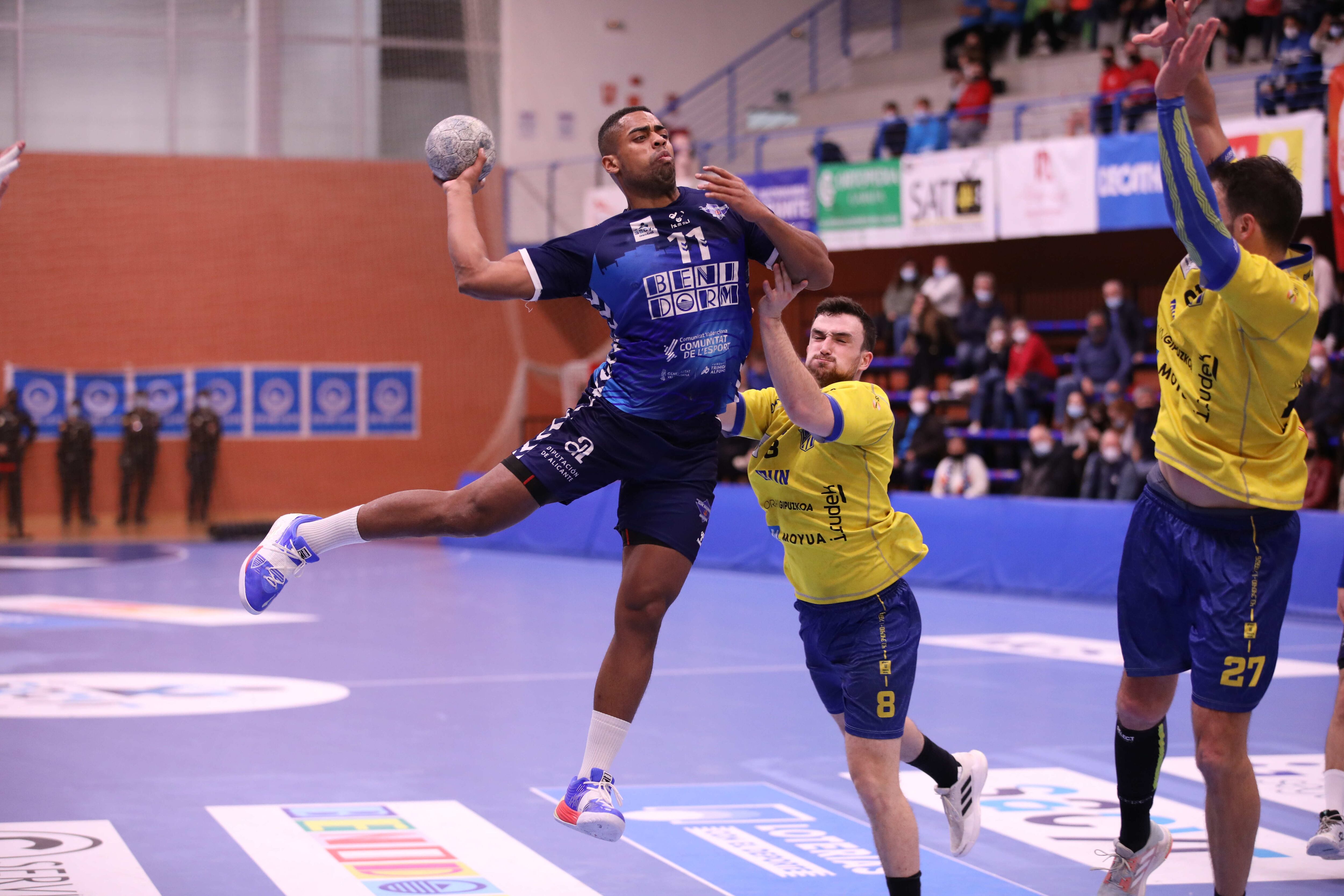 El B.M. Benidorm durante un partido frente al Bidasoa Irún