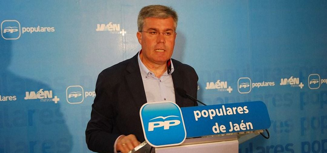 José Enrique Fernández de Moya, presidente de honor del Partido Popular de Jaén, durante una comparecencia de prensa.