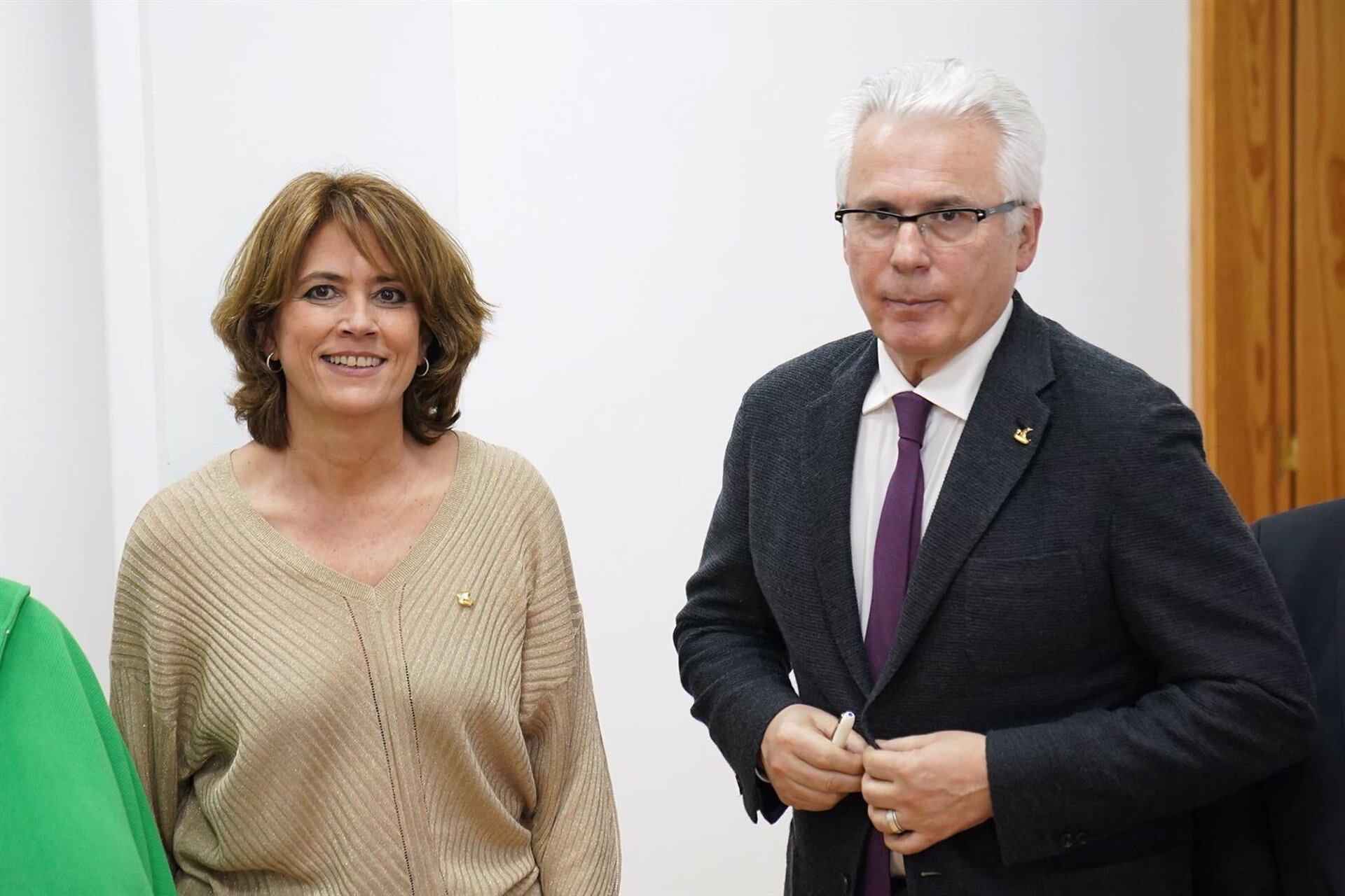 La ex ministra de Justicia y ex fiscal general del Estado, Dolores Delgado y el asesor del Tribunal Penal Internacional y ex juez Baltasar Garzón en una imagen de archivo -Álvaro Ballesteros - Europa Press