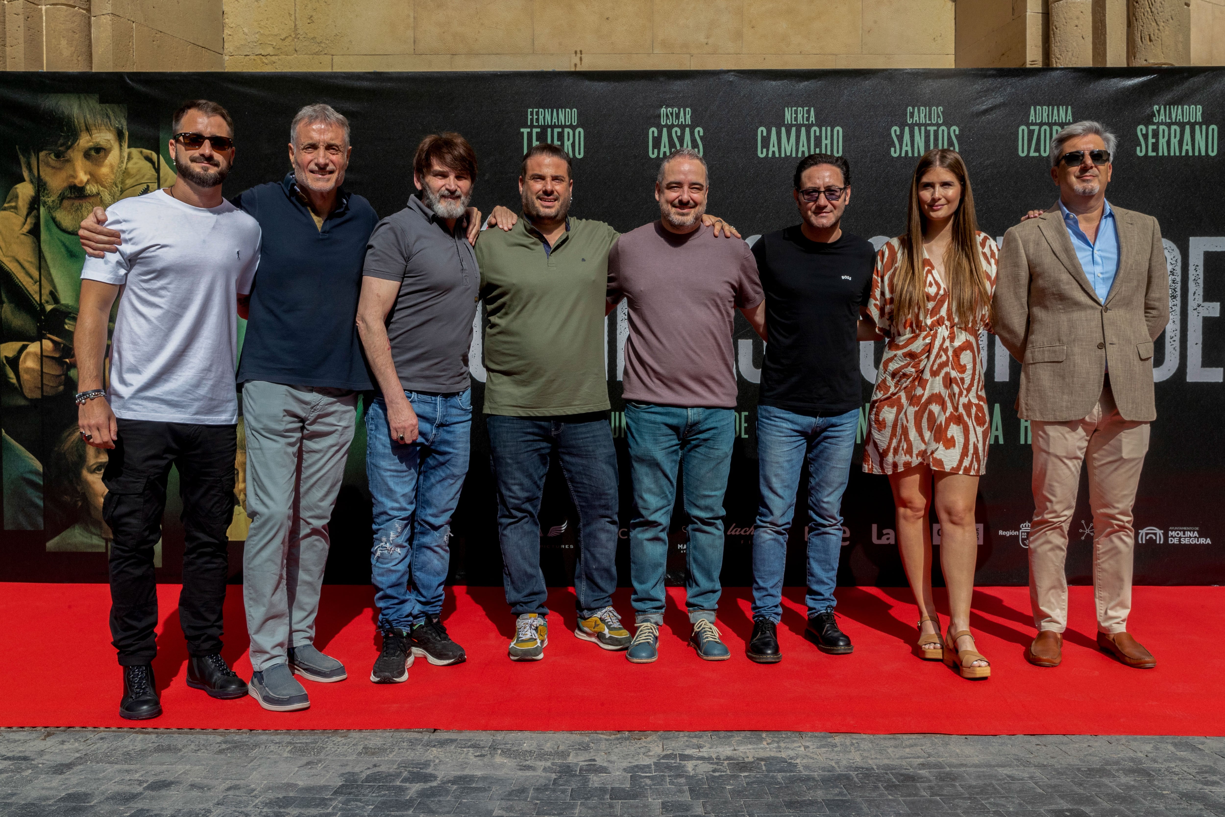 MURCIA, 20/06/2023.- Los actores Salvador Serrano (2i), Fernando Tejero (3i), Carlos Santos (3d), Nerea Camacho (2d), el director de la película ?Últimas Voluntades? Antonio Carmonea (4d), posan para la foto de familia con el productor ejecutivo de la película Juan María Prieto (d), el director de producción y productor de Maskelain (4i), y el productor de Biopic Films Daniel E. Poncho (i), este martes posan en el preestreno de la película en la Filmoteca Regional de Murcia. EFE/Marcial Guillén
