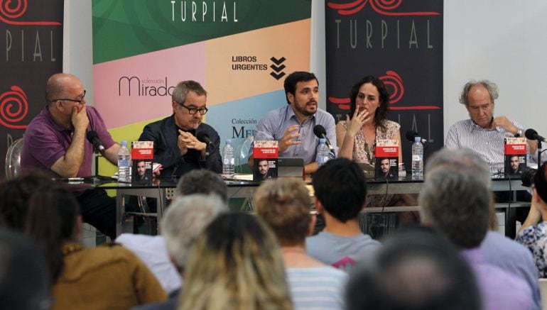 El coordinador general de IU y candidato de Unidos Podemos por Madrid, Alberto Garzón (c), junto a Gonzalo Boye (i), Clara Alonso (2d), y Mariano Martínez (d), durante la presentación del libro de Miguel Roig (i) &quot;Conversación con Alberto Garzón&quot;, hoy en 