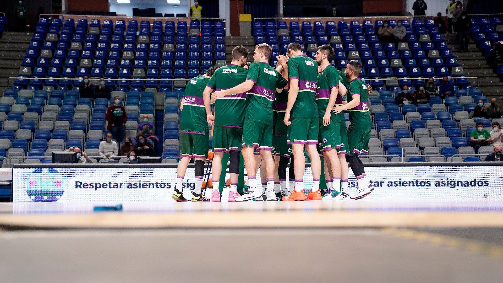 Los jugadores del Unicaja hacen el saludo de equipo antes de un calentamiento