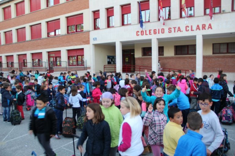 Alumnos a la entrada del colegio de infantil y primaria Santa Clara de Cuéllar