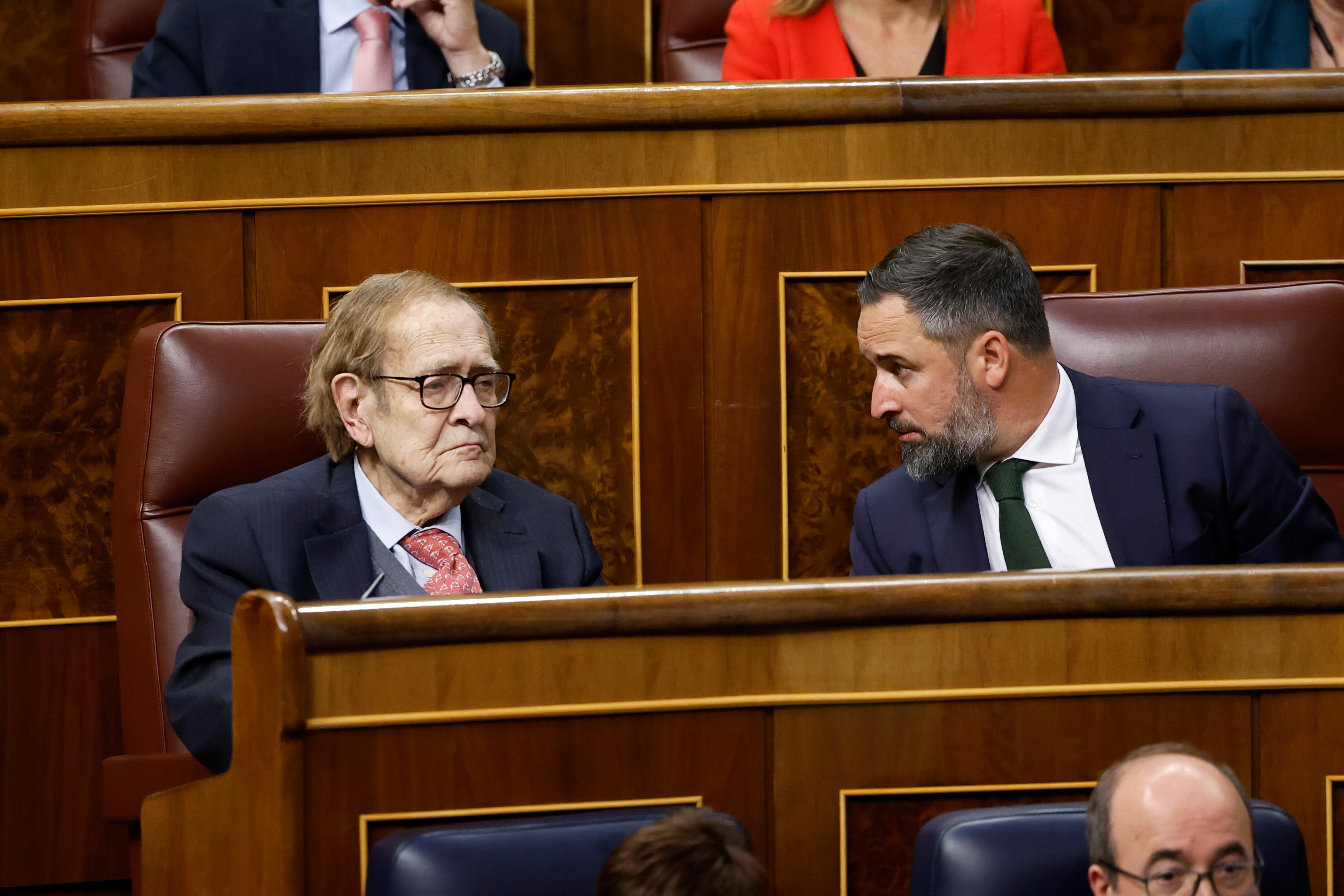 Ramón Tamames y el líder de Vox, Santiago Abascal, durante el debate de la moción de censura contra el presidente del Gobierno, Pedro Sánchez.