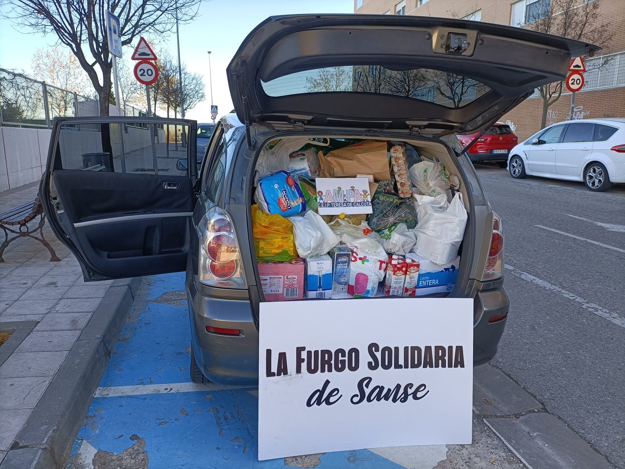 Furgoneta llena de alimentos donados para las familias más vulnerables de San Sebastián de los Reyes